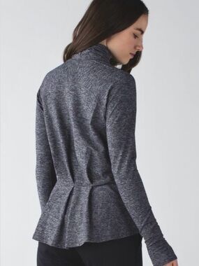 Lululemon Warm Your Core Long Sleeve Tee Women’s Size 8 Pleated Athletic Fitness